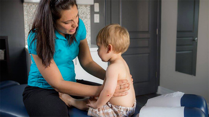 Soins chiropratiques sur une adulte